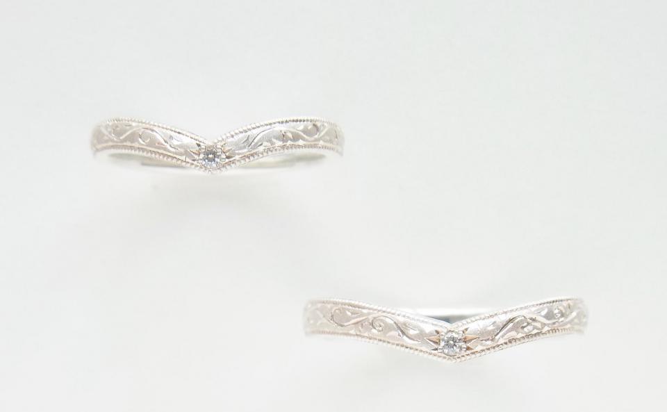 V hand carving ring