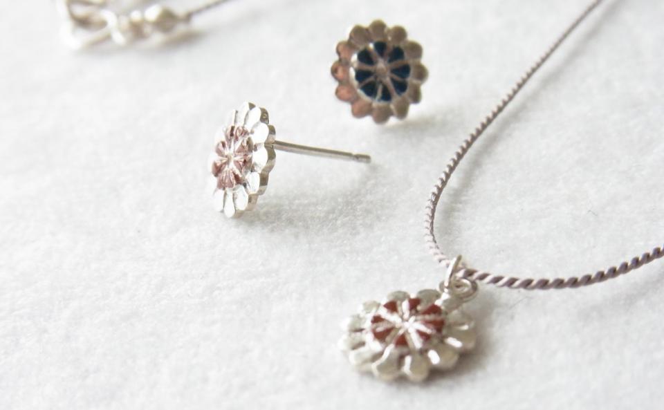 monyou菊ネックレス、ピアス SILVER 、漆、シルクコード