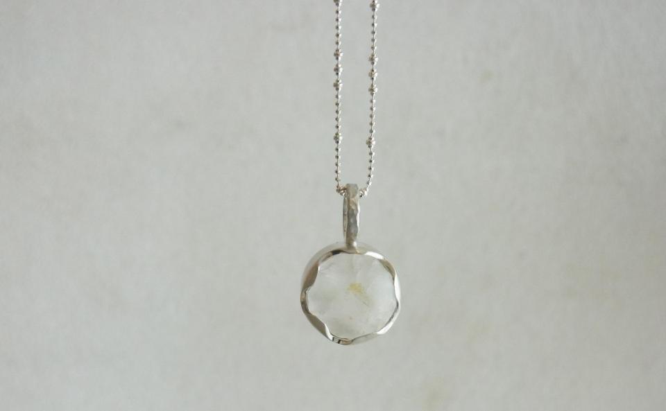 研磨する前のラフな水晶をシルバーでやさしく包んで。ペンダント 水晶 / silver ¥23,760(税込)